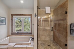Dusche, Haartrockner, Handtücher, Shampoo