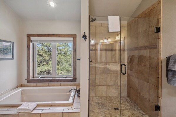 Suihku, hiustenkuivaaja, pyyhkeet, sampoo