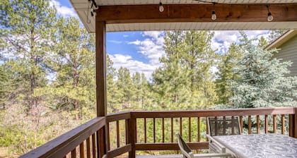 Birdie's Nest: Pet friendly, uptown getaway w/ fenced wooded yard, near golf course, poker table.