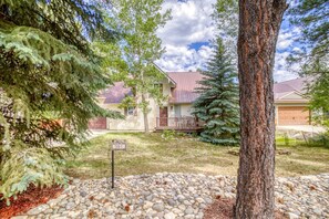 Exterior - Birdie's Nest: Pet friendly, uptown getaway w/ fenced wooded yard, near golf course, poker table. (Pagosa Springs)