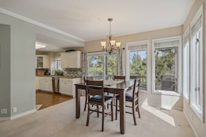 Dining - Tubing Promo! Pet friendly, uptown getaway w/ fenced wooded yard, near golf course, poker table. (Pagosa Springs)