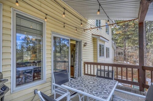 Birdie's Nest: Pet friendly, uptown getaway w/ fenced wooded yard, near golf course, poker table