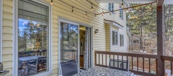 Birdie's Nest: Pet friendly, uptown getaway w/ fenced wooded yard, near golf course, poker table