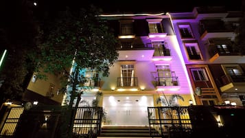 Facciata della struttura - sera/notte