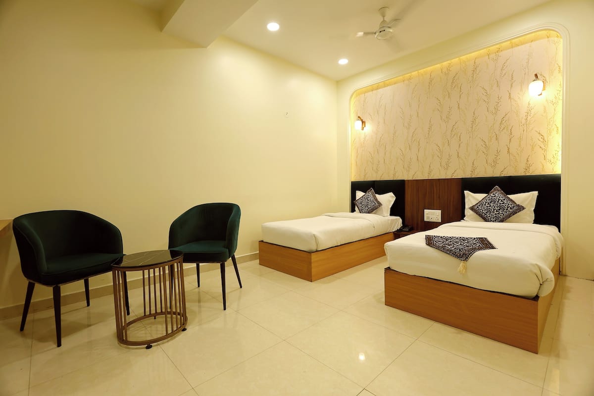 Desk, laptop workspace, soundproofing, free WiFi