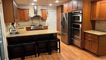 Microondas, horno, placa de cocina, lavavajillas