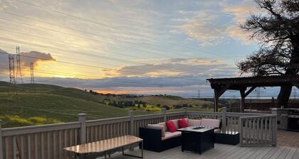 3-bedroom Charming Home in the Hills of Pittsburg with hillside view & pool