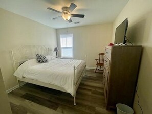4 bedrooms, iron/ironing board, WiFi, bed sheets
