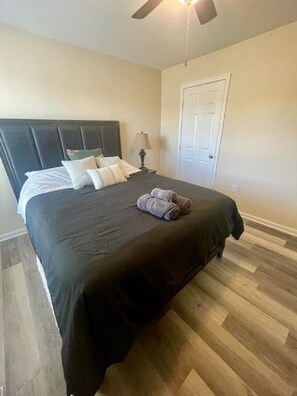 4 habitaciones, tabla de planchar con plancha, wifi y ropa de cama