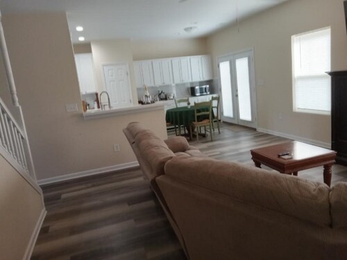 Lovely 4-bedroom/3 bathroom house in Newnan with AC, WiFi.