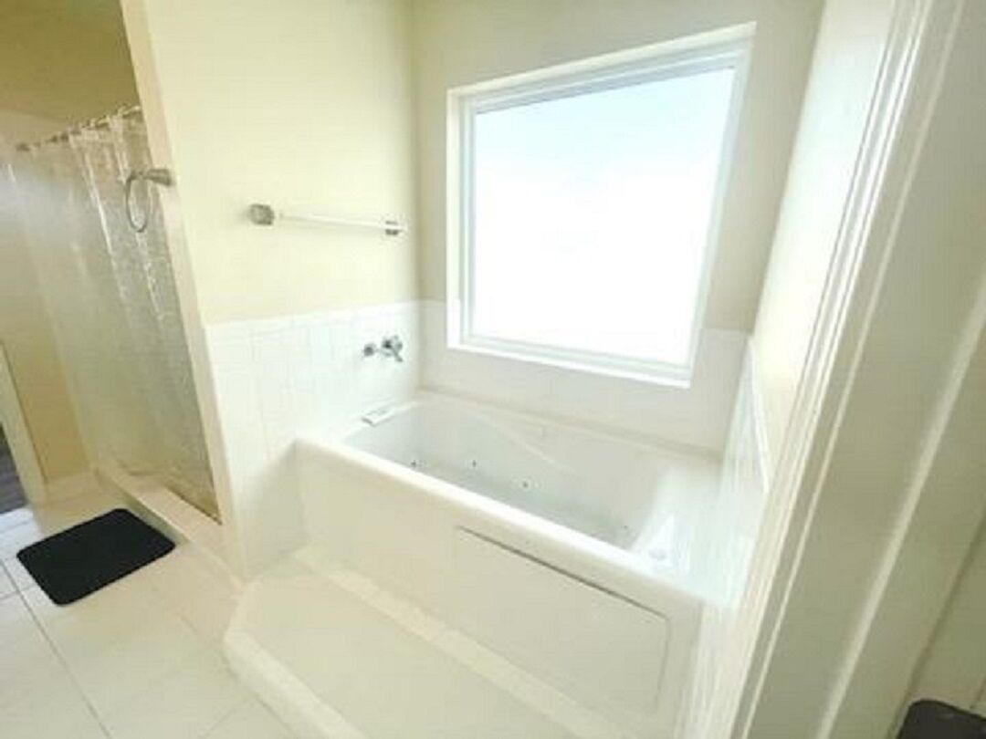 Douche, baignoire à jets, sèche-cheveux, serviettes fournies