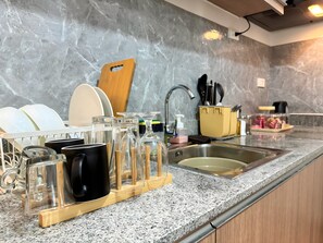 Fridge, stovetop, electric kettle, cookware/dishes/utensils