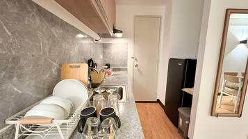 Fridge, stovetop, electric kettle, cookware/dishes/utensils
