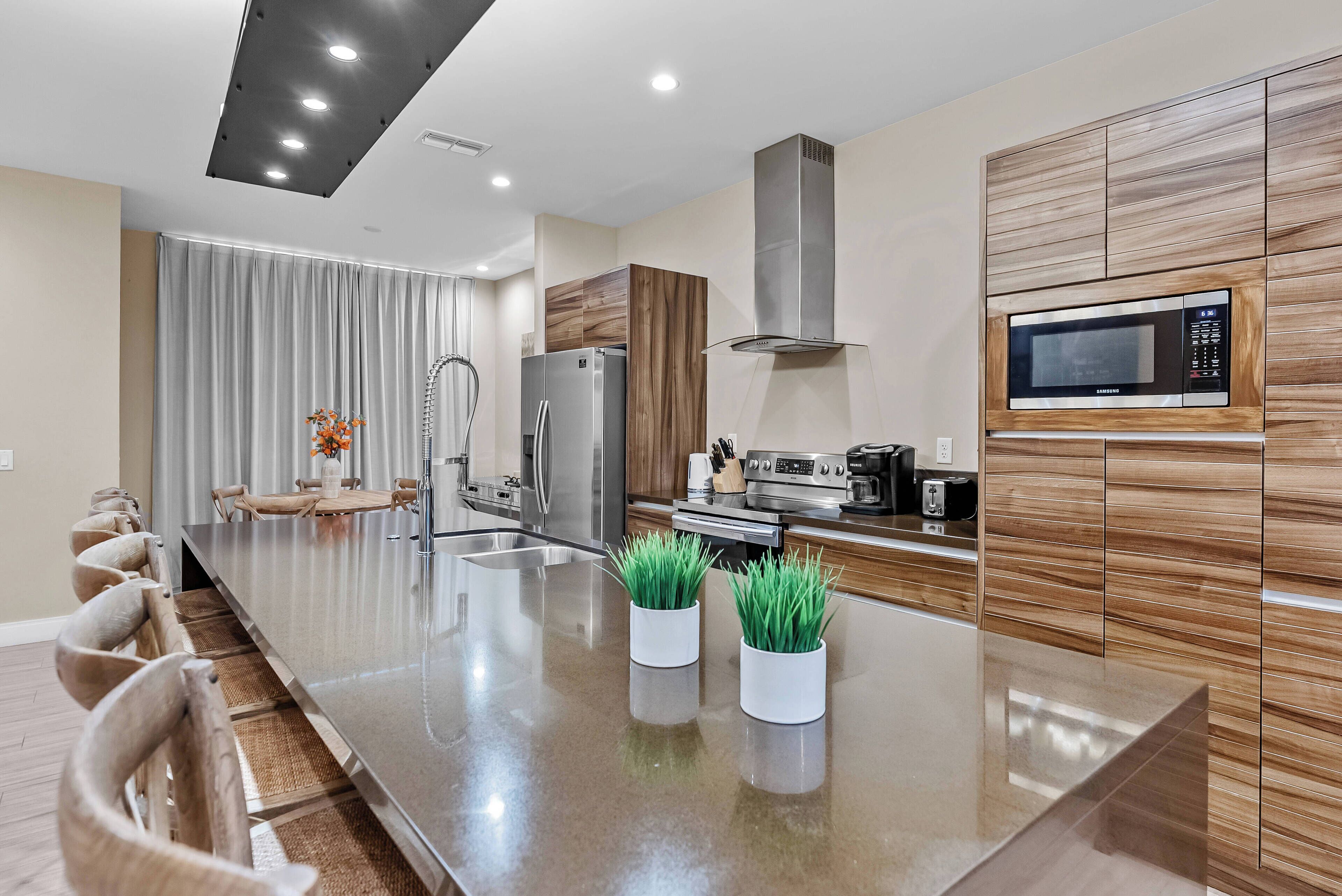 冷蔵庫、電子レンジ、オーブン、コンロ