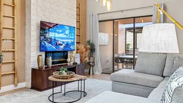 Televisión y chimenea