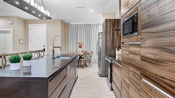 Refrigerador, microondas, horno y parrilla de estufa