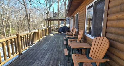 Owl's Nest- 3 Bedroom Dog-Friendly home with Hot Tub and Air Hockey