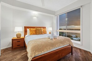 3 habitaciones, escritorio y tabla de planchar con plancha