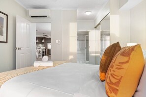 3 habitaciones, escritorio y tabla de planchar con plancha