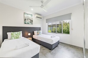 4 chambres, bureau, fer et planche à repasser, lit de bébé portatif