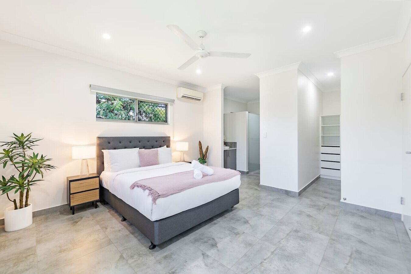 4 habitaciones, escritorio y tabla de planchar con plancha 