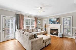 Smart TV, fireplace - ~ Casa Monarca ~ Fire Pit, BBQ Grill, Tree house, King Bed (Raleigh)