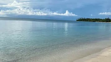 Tæt på stranden, liggestole, badehåndklæder