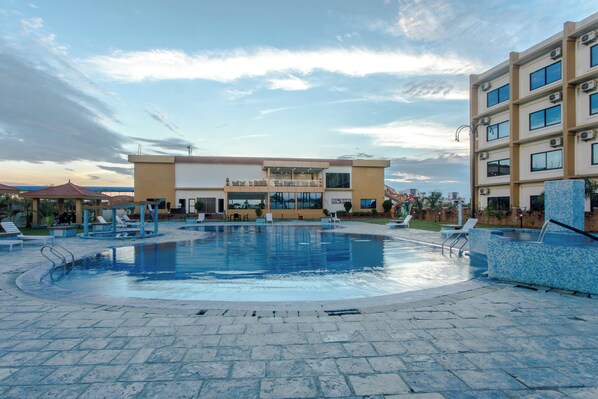 Una piscina al aire libre