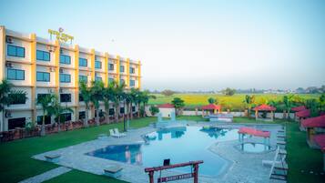 Una piscina al aire libre