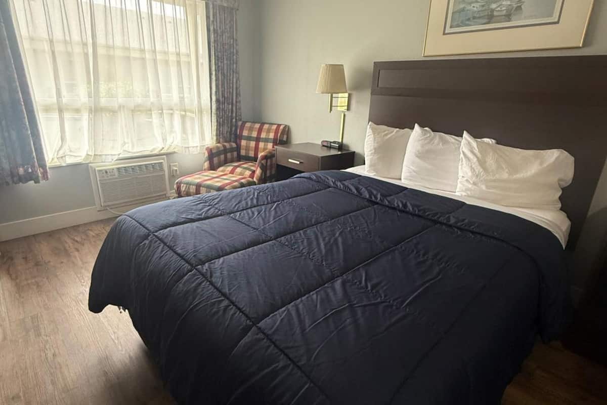 Desk, laptop workspace, iron/ironing board, free WiFi