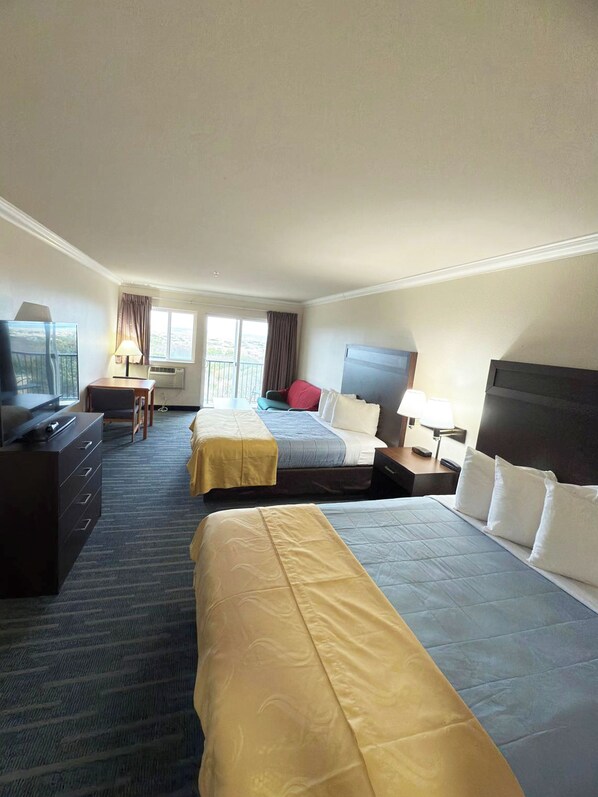 Monolocale Luxury, 2 letti queen, non fumatori, vista oceano | Una scrivania, postazione laptop, ferro/asse da stiro, Wi-Fi gratuito