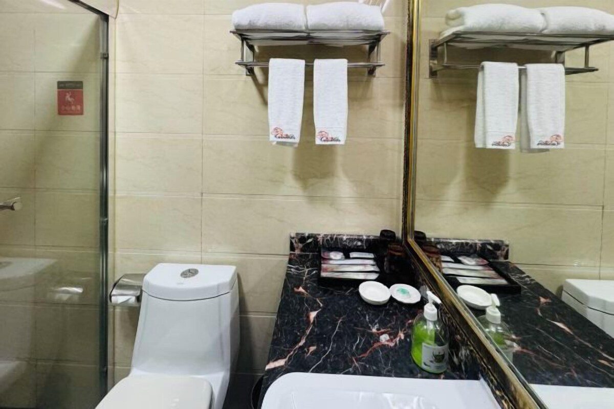 Banheiro | Chuveiro, secador de cabelo, toalhas de banho, sabonete