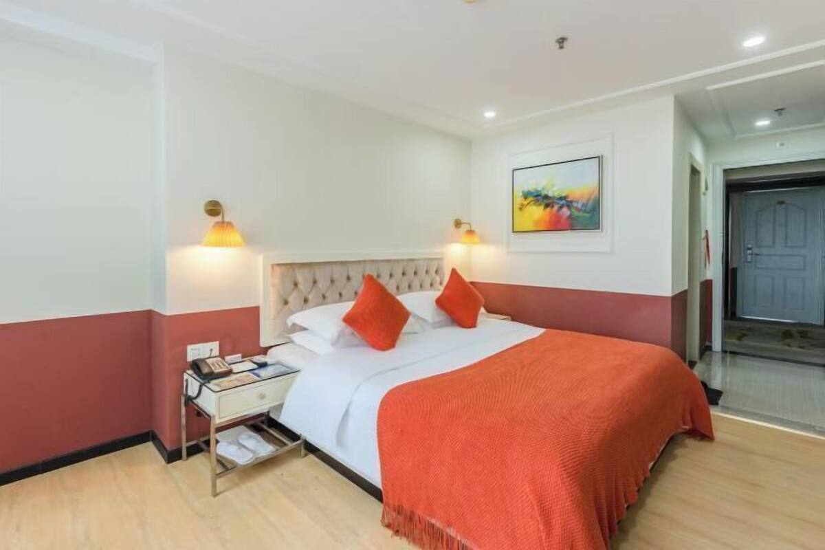 Desk, laptop workspace, iron/ironing board (on request), free WiFi