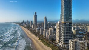 Beach - Ocean Beachfront Luxe Escape at Surfers Paradise Parking (Surfers Paradise)