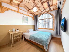 Quarto casal conforto, 1 cama Queen | Individualmente decorados, cortinas blackout, Wi-Fi de cortesia