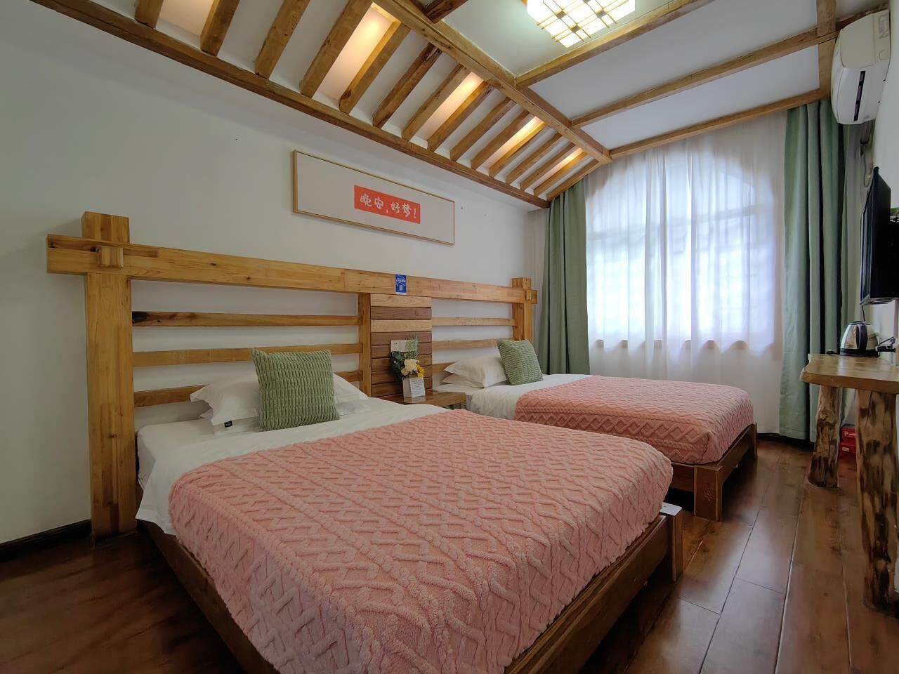 Decoración personalizada, cortinas blackout y wifi gratis 