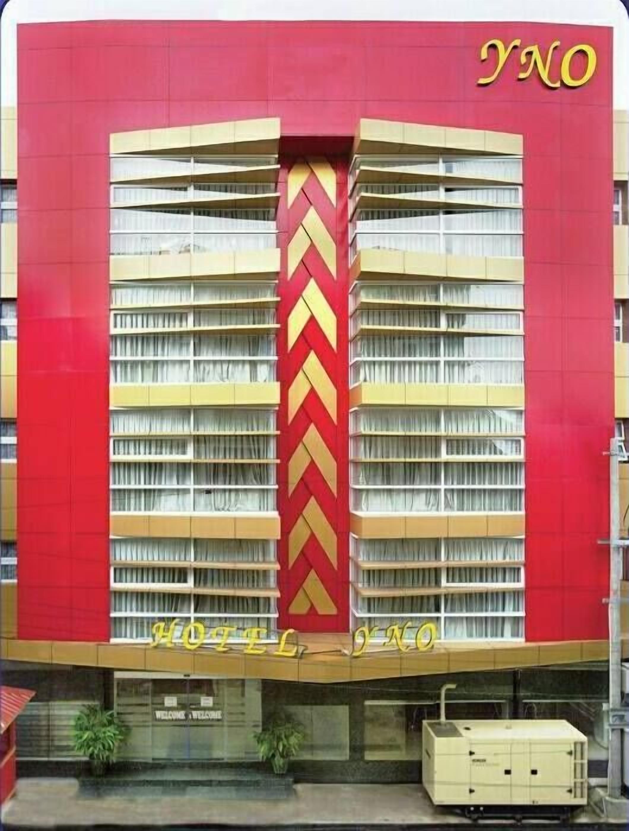 Ein Hotel mit roter Fassade und Zickzack-Muster im mittleren Bereich.