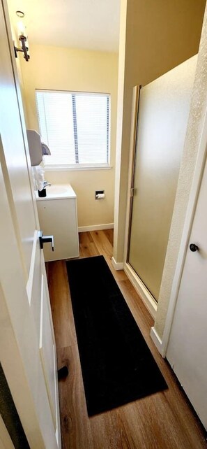 Shower, hair dryer, towels - Bright Modern 2BR Near Santana Row (San Jose)