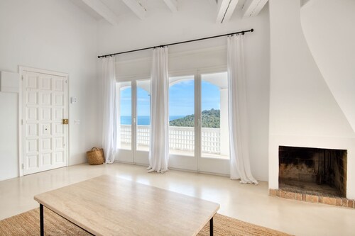 CALMA: Spectacular holiday rental villa with private pool and sea views in Sa Riera, Begur.