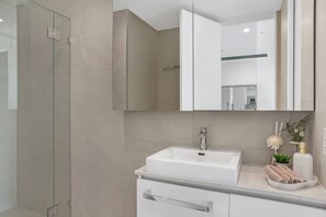 Dusche, Haartrockner, Handtücher, Seife