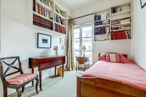 2 bedrooms, desk, iron/ironing board, WiFi