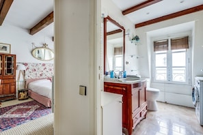 2 slaapkamers, een bureau, een strijkplank/strijkijzer, internet