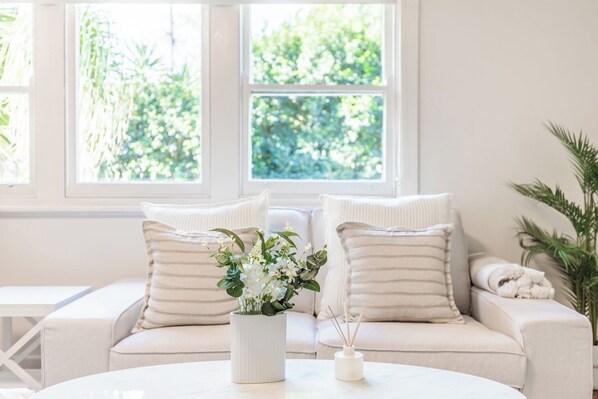 Perhepientalo, näköala puutarhaan | Huoneen varustelu