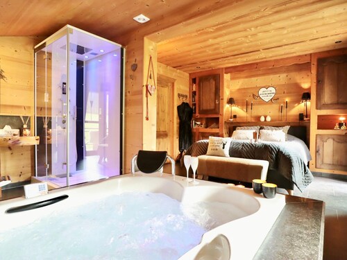 Romantic chalet with a hot tub and a steam room