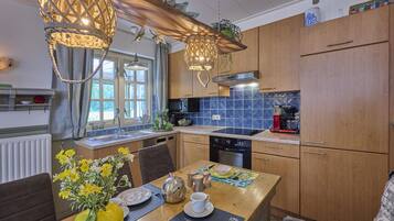 Een koelkast, een magnetron, een oven, een kookplaat