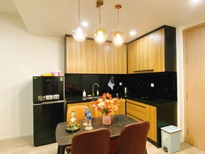 Réfrigérateur, micro-ondes, batterie de cuisine, vaisselle et ustensiles