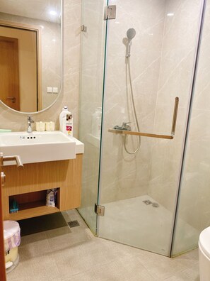 Hårføner, håndklær, sjampo og toalettpapir