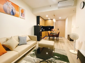 Smart TV - LuxeNestVN! spacious apartment,saltwater pool, a fitness center, Vinwonder... (Hồ Chí Minh)