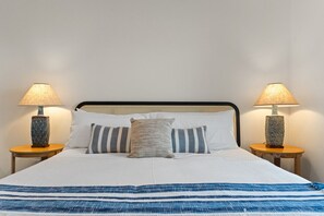 6 bedrooms, desk, iron/ironing board, travel crib