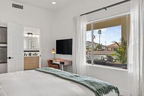 6 bedrooms, desk, iron/ironing board, travel cot
